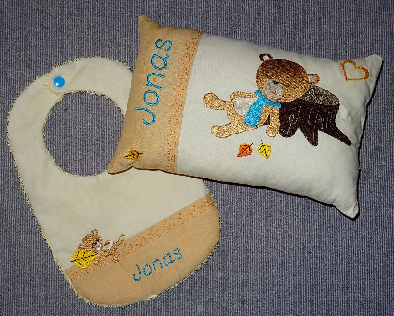 Stickdatei - Herbst Bär am Baum schlafend Kissen und Lätzchen SET ITH