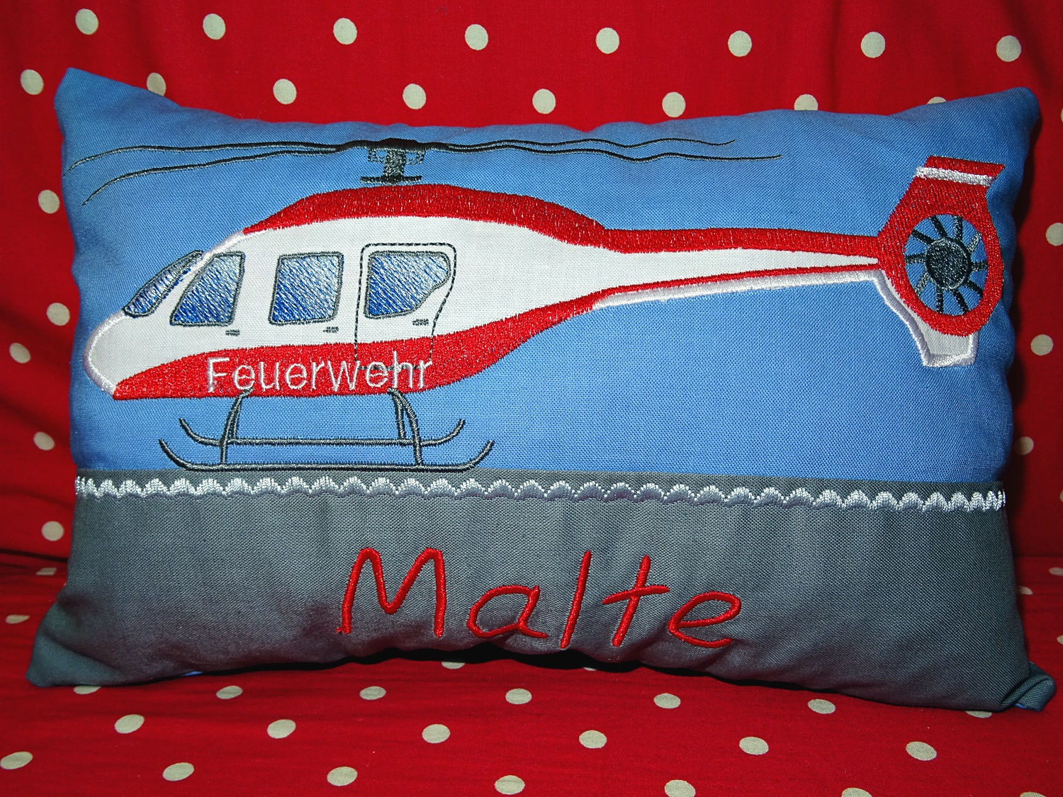 Namenskissen mit Feuerwehr Hubschrauber in Wunschfarbe
