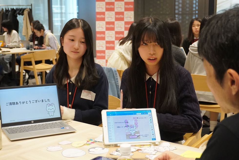 アプリ開発に取り組む中高生がテクノロジーを活用して発表する様子
