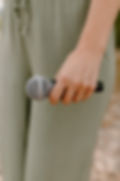 Hand von Sängerin KEKE die ihr Mikrofon hält