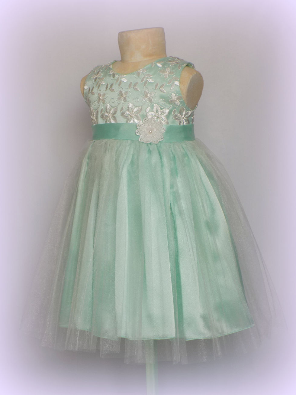 Green knee-length sleevess dress with satin, lace and tulle. Added to the waistband is a flower.
Age 2 - 3 years old