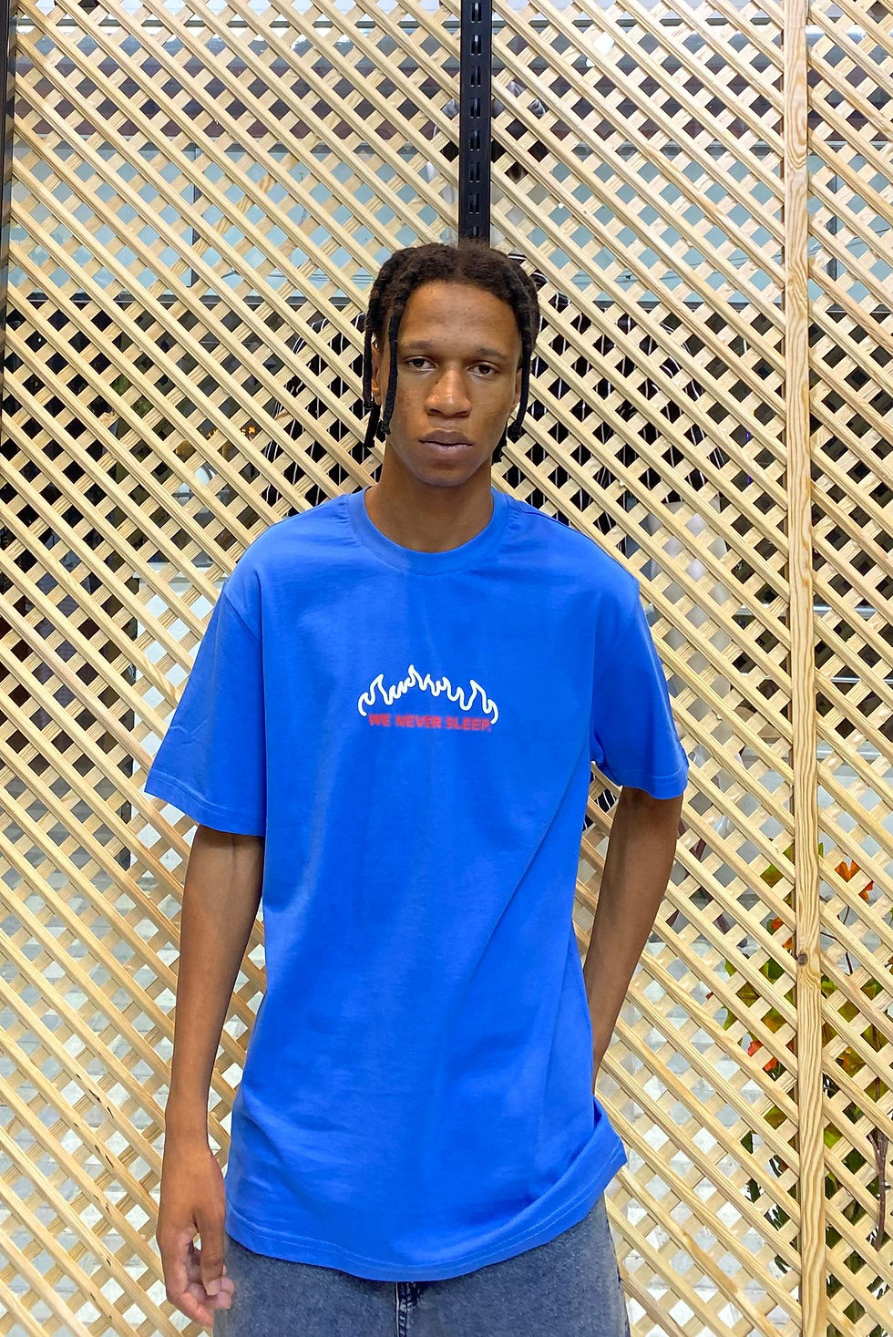 Küçük resim: Baskılı Tişört - We Never Sleep