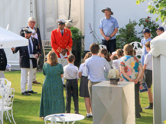 SW-0063 - Swan Upping is also about education. The Swan Uppers talking to the public at Th