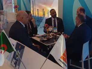 إيني الإيطالية توقع مع الجزائرعقدًا بـ1.35 مليار دولار