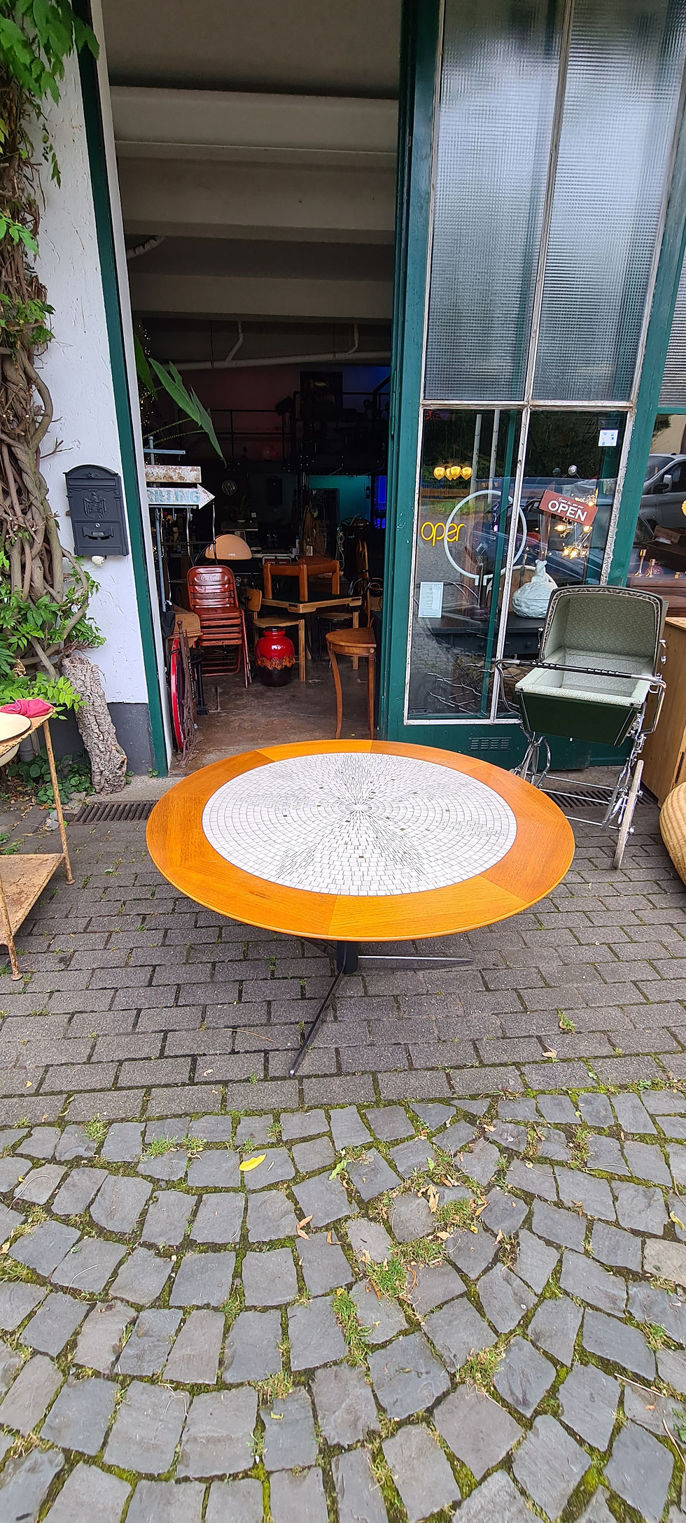 Miniaturbild: weißer Mosaik-Couchtisch mit Teakholz Natur 60er Lilienthal
