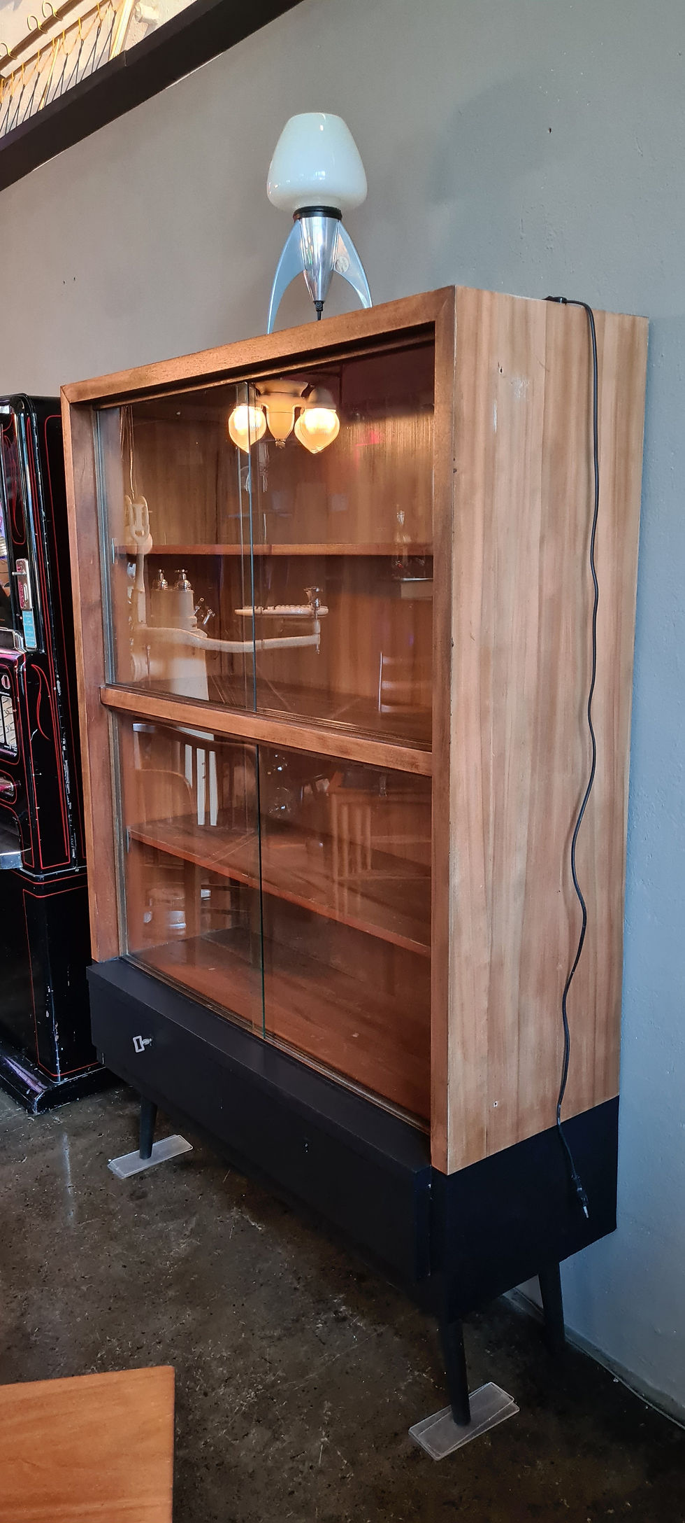 Miniaturbild: Highboard Vitrine Schrank Vintage 60er Jahre Nussbaum