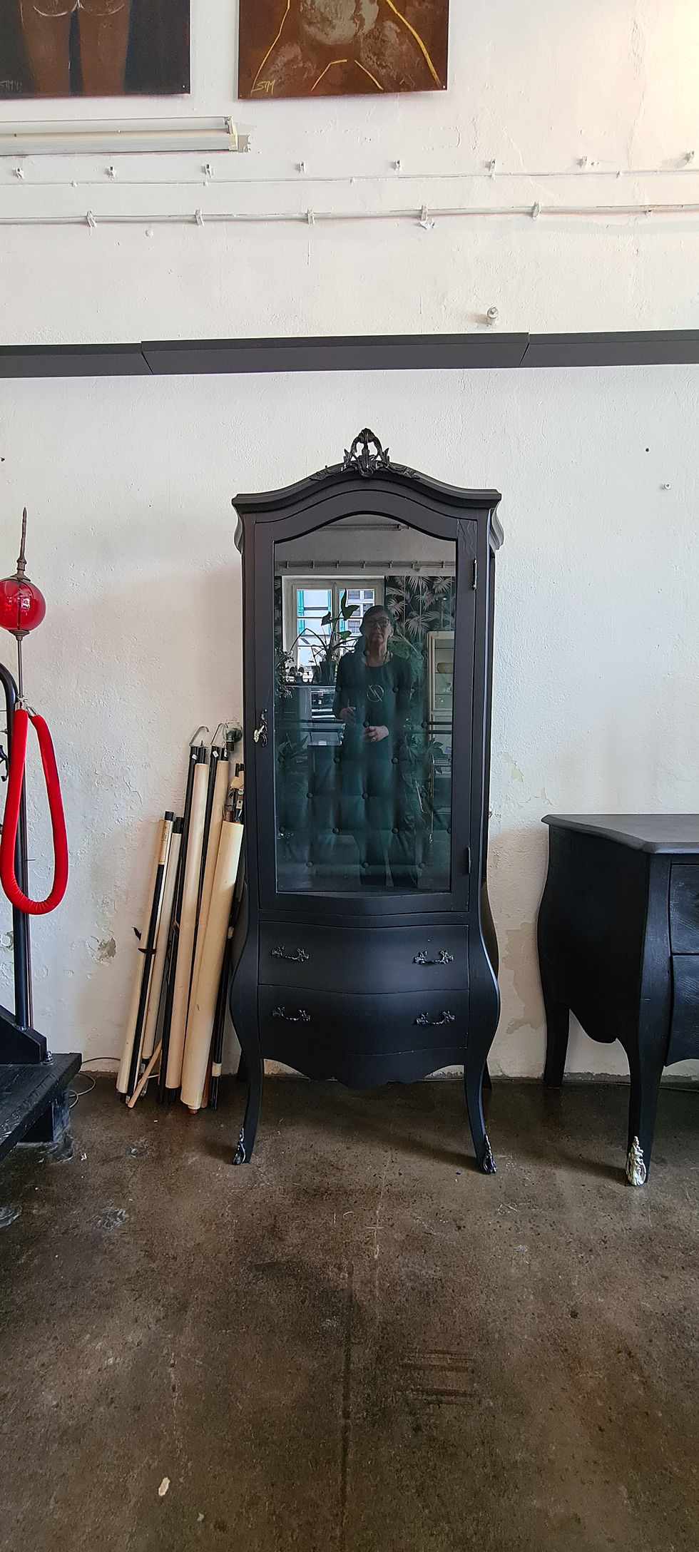 Miniaturbild: Barock Stil Vitrine schwarz / Rückwand grün
