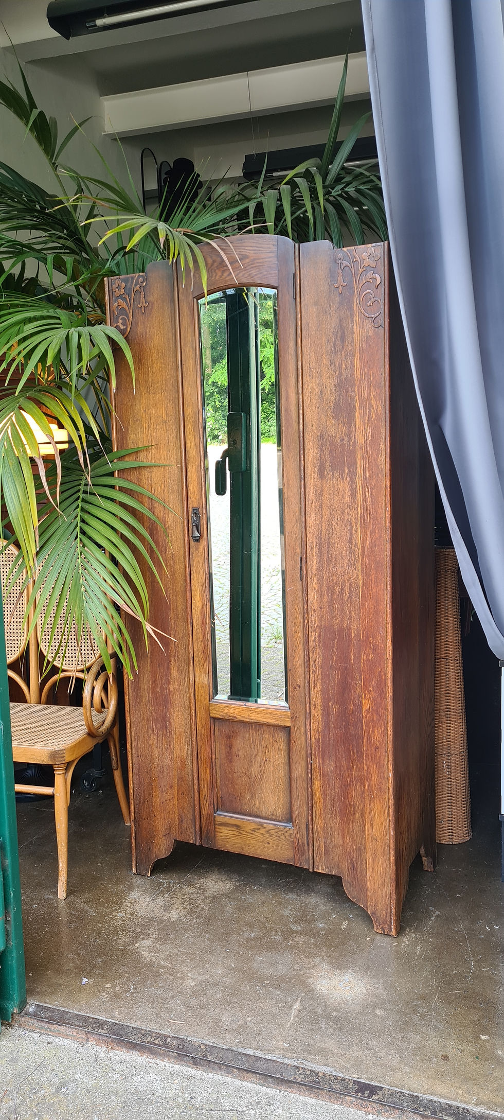Miniaturbild: Antik Dielenschrank Eiche floral aus London besonders schmal