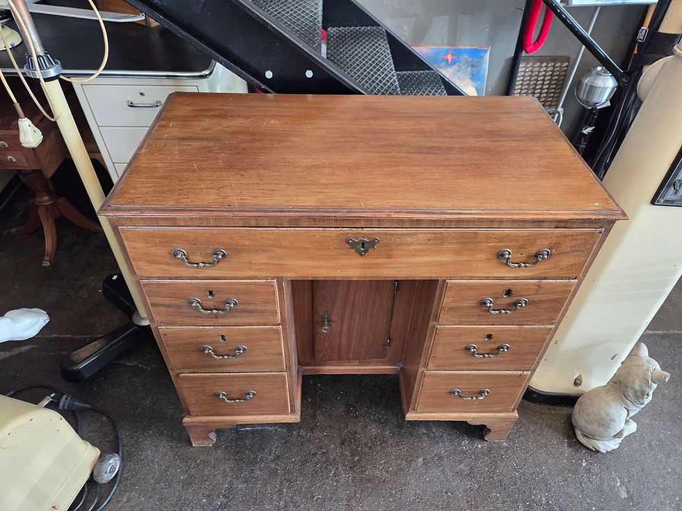 Miniaturbild: Antiker Kneehole Desk Schreibtisch aus England (für Boudoir)