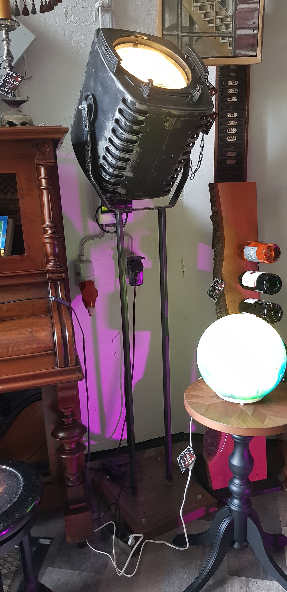 alter Scheinwerfer WDR 50er Jahre auf Ständer