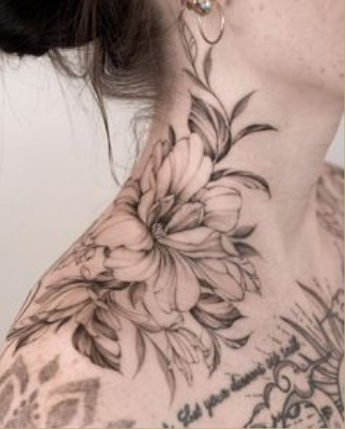 tatuagem floral em um pescoço