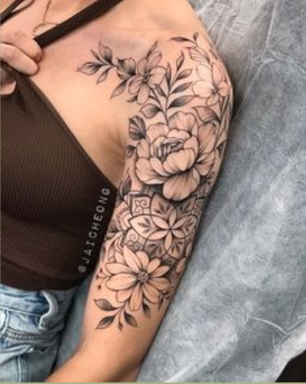 tatuagem floral com mandala em um braço
