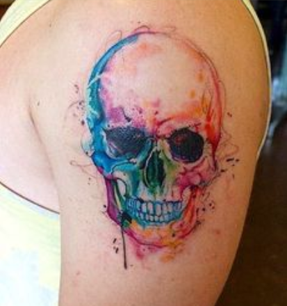 tatuagem de caveira no estilo aquarela em um braço