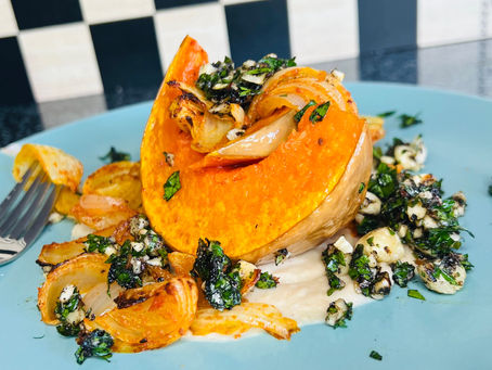 Ofen gerösteter Kürbis mit Harissa Schalotten und schwarze Knoblauch-Nuss Gremolata 