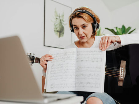How Do Online Guitar Lessons Work?