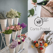 Estación Flower Bar con flores y presentación de Carta Postal para evento.