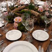 Centro de mesa floral con composición botánica para evento de Carta Postal.