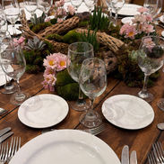 Centro de mesa floral con composición botánica para evento de Carta Postal.