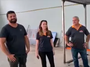 Será que os clientes estão felizes momento do curso eletrostático