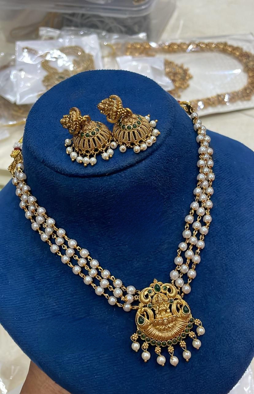 Thumbnail: Pearl necklace