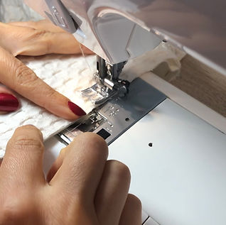 Vente en ligne et fabrication artisanale d'articles pour bébé sur commande en matériaux naturels certifiés.