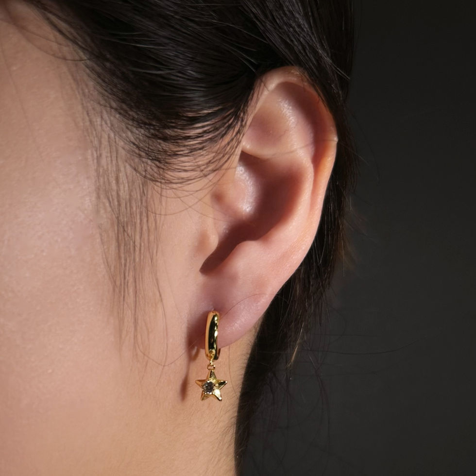 REBE77E gold vermeil hoop earrings with star charm and sparkling zircon, perfect for celestial-inspired elegance