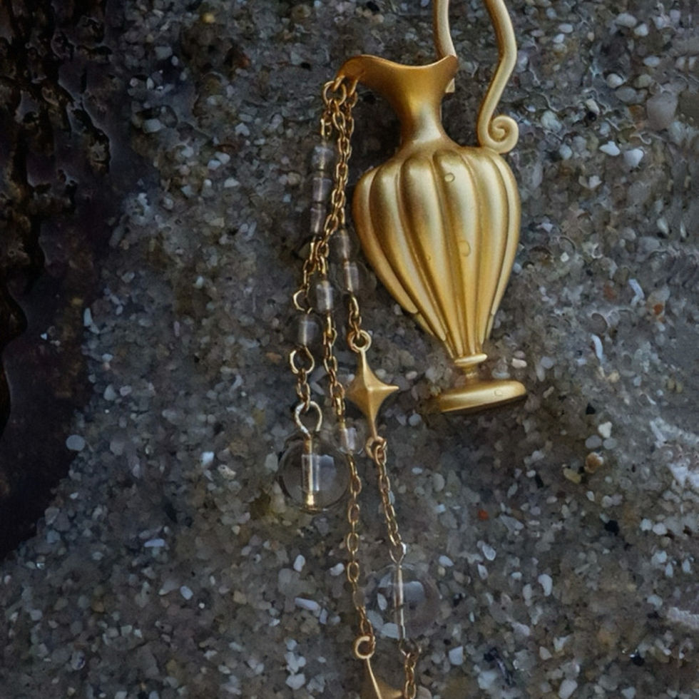 Vintage gold ginkgo leaf brooch, showcasing intricate detailing with a classic gold finish for a refined and resilient style.