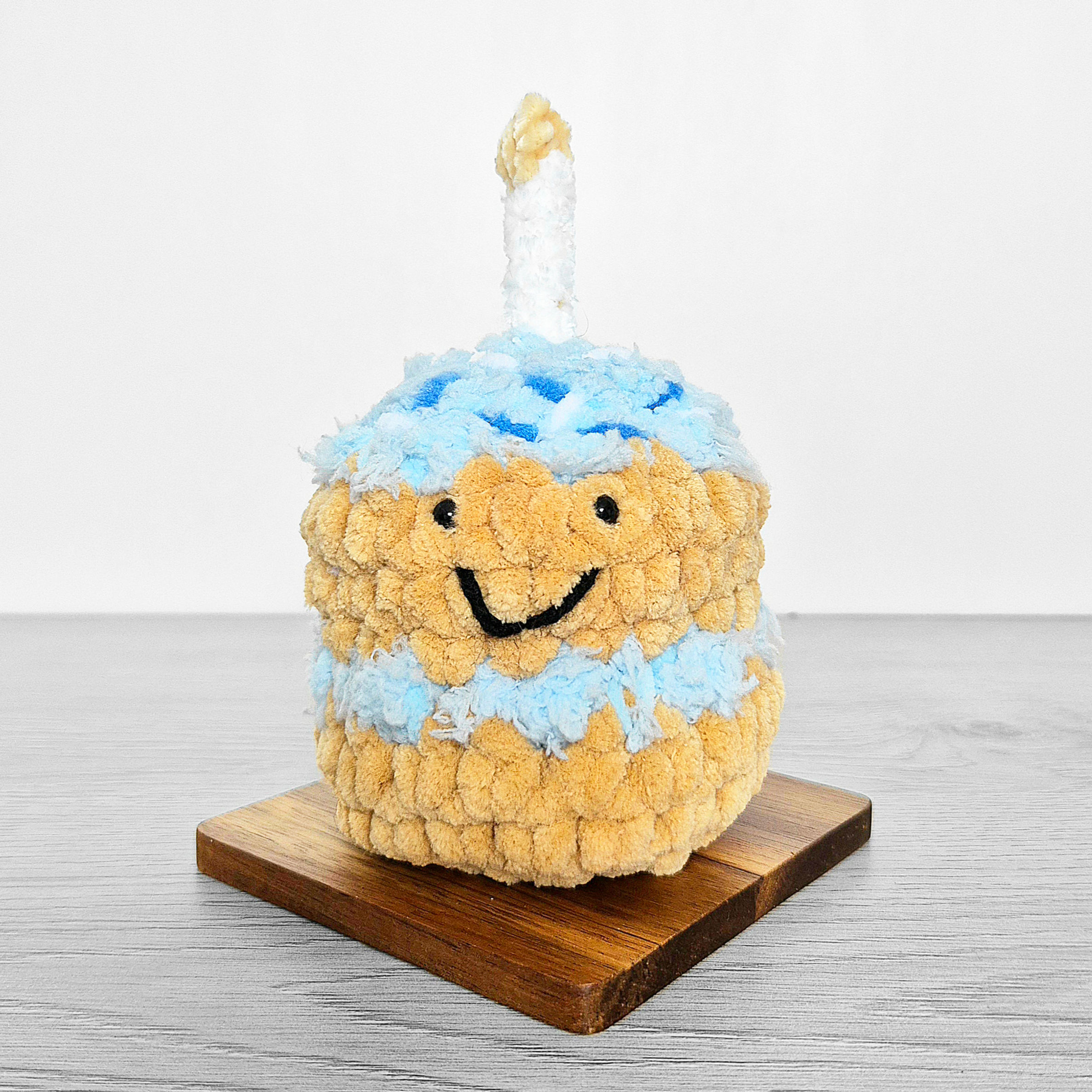 Cake Board Plinth Decoration with Crochet Vanilla Blue Sprinkles Birthday Cake
