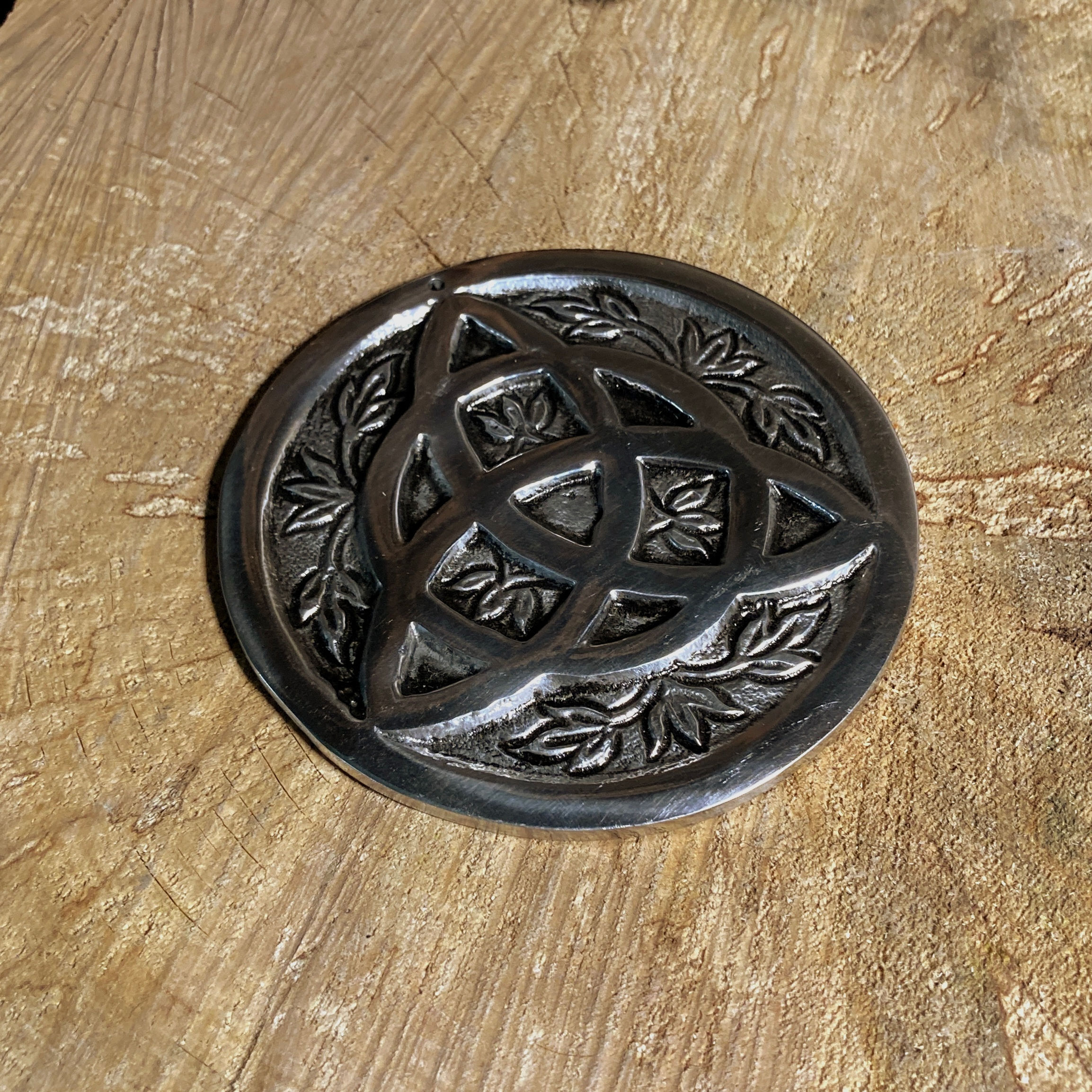 Encensoir triketra en métal 