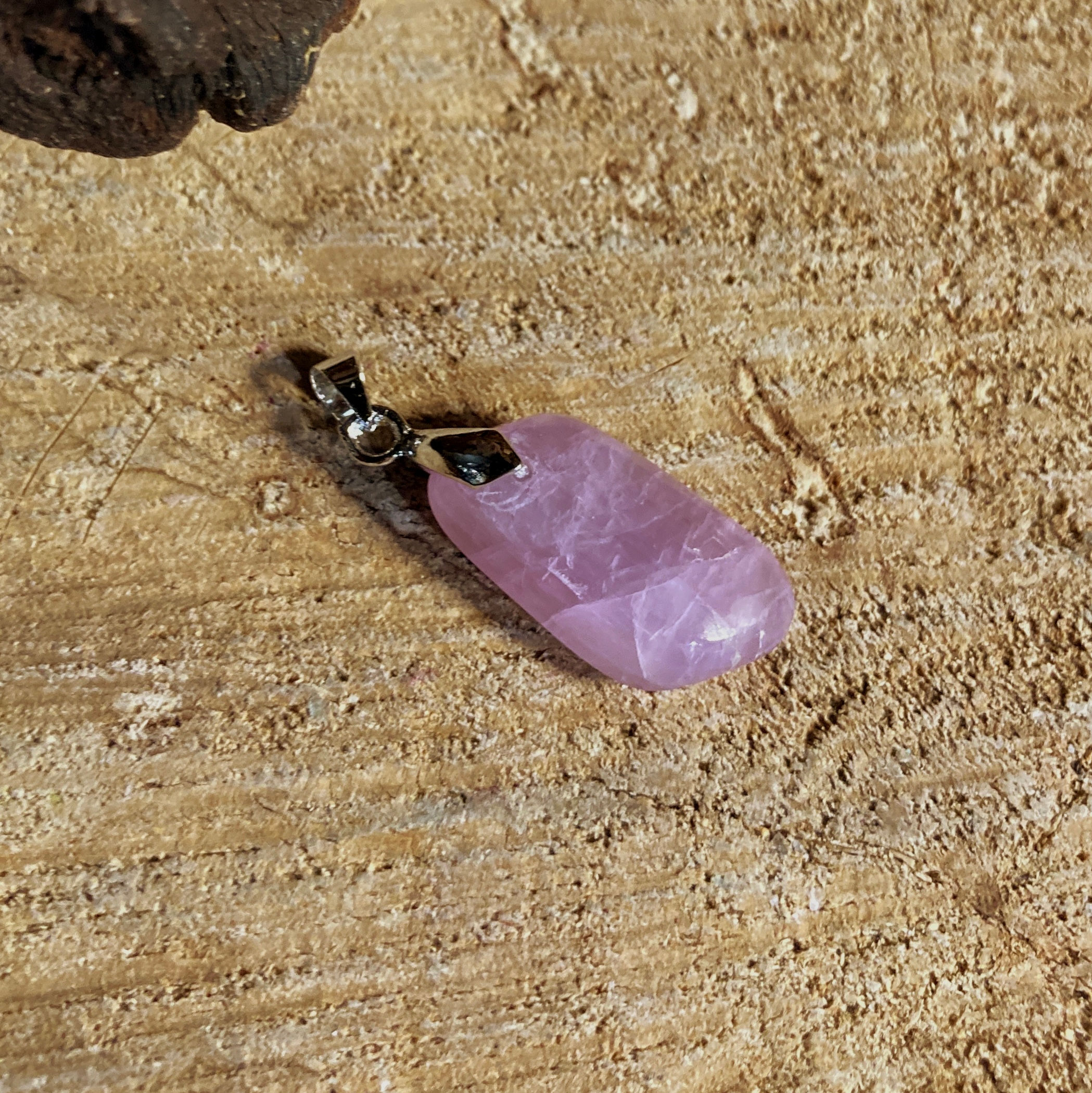 Pendentif en kunzite lilas 