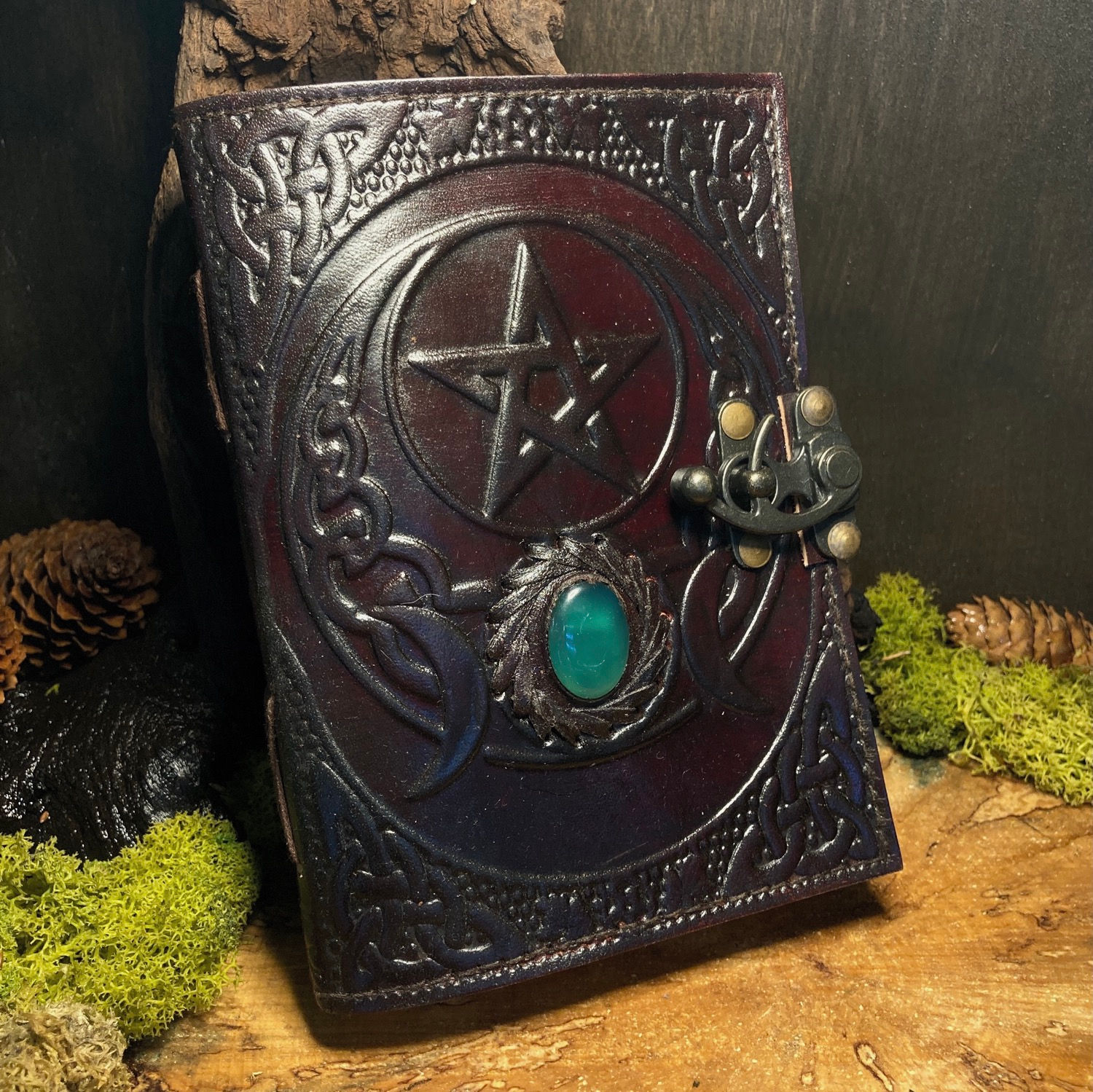 Livre des ombre en cuir marron - pentacle / déco celtique