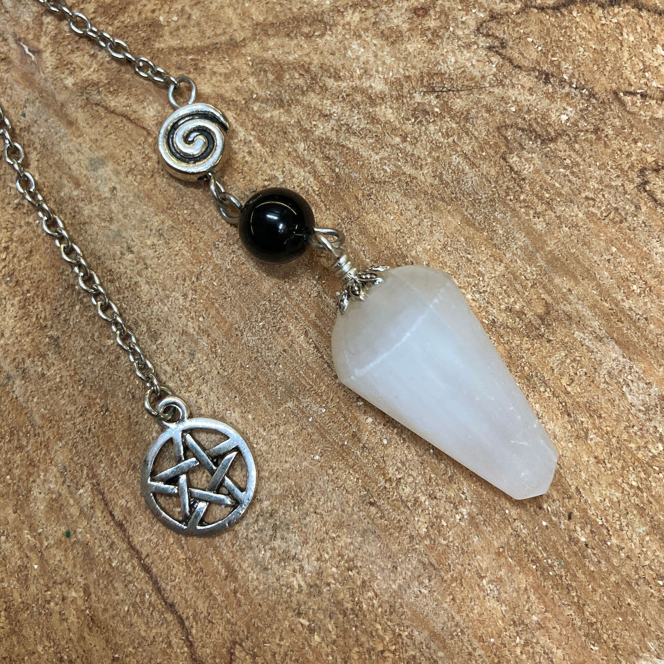 Pendule artisanal - « sélénite » / gypse fibreux  & spinelle noire 