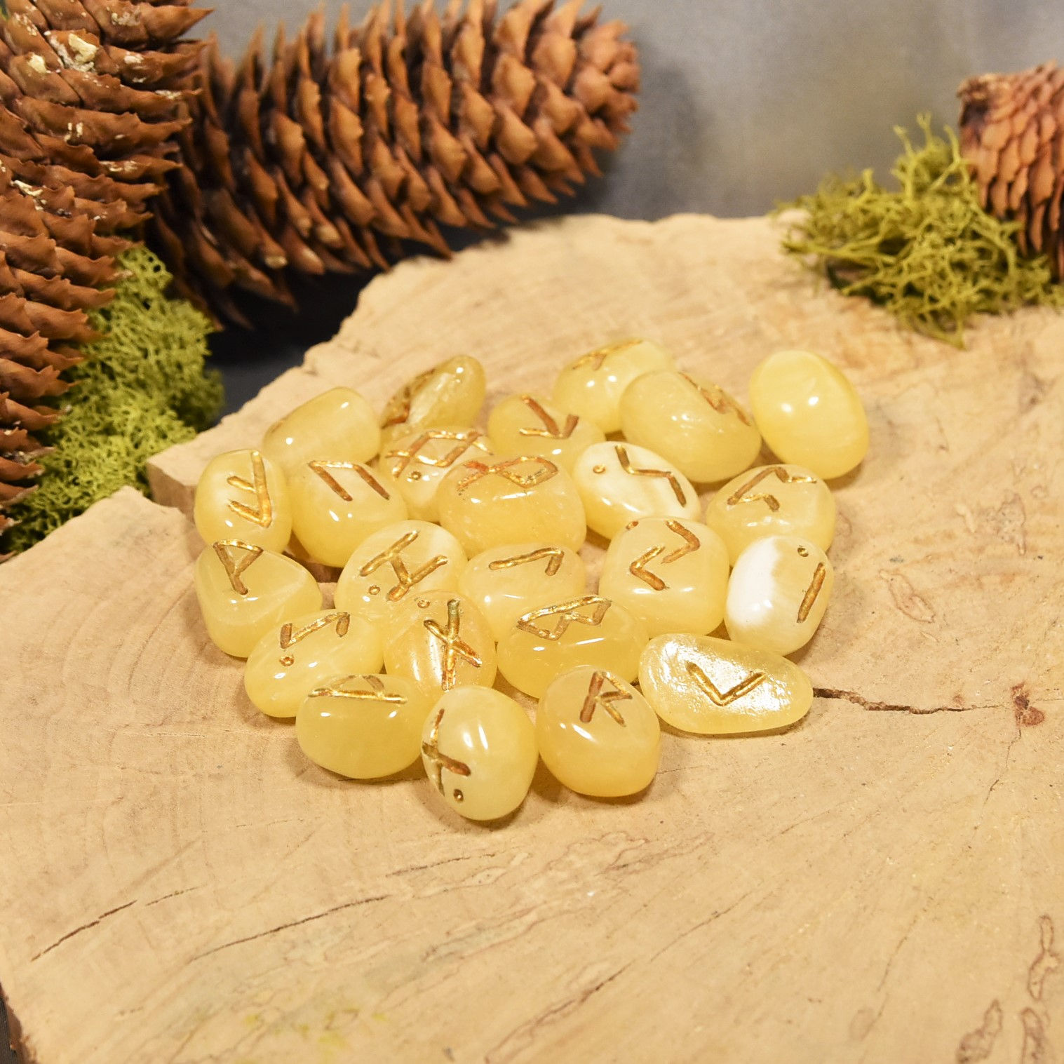 Runes / Futhark en Calcite jaune