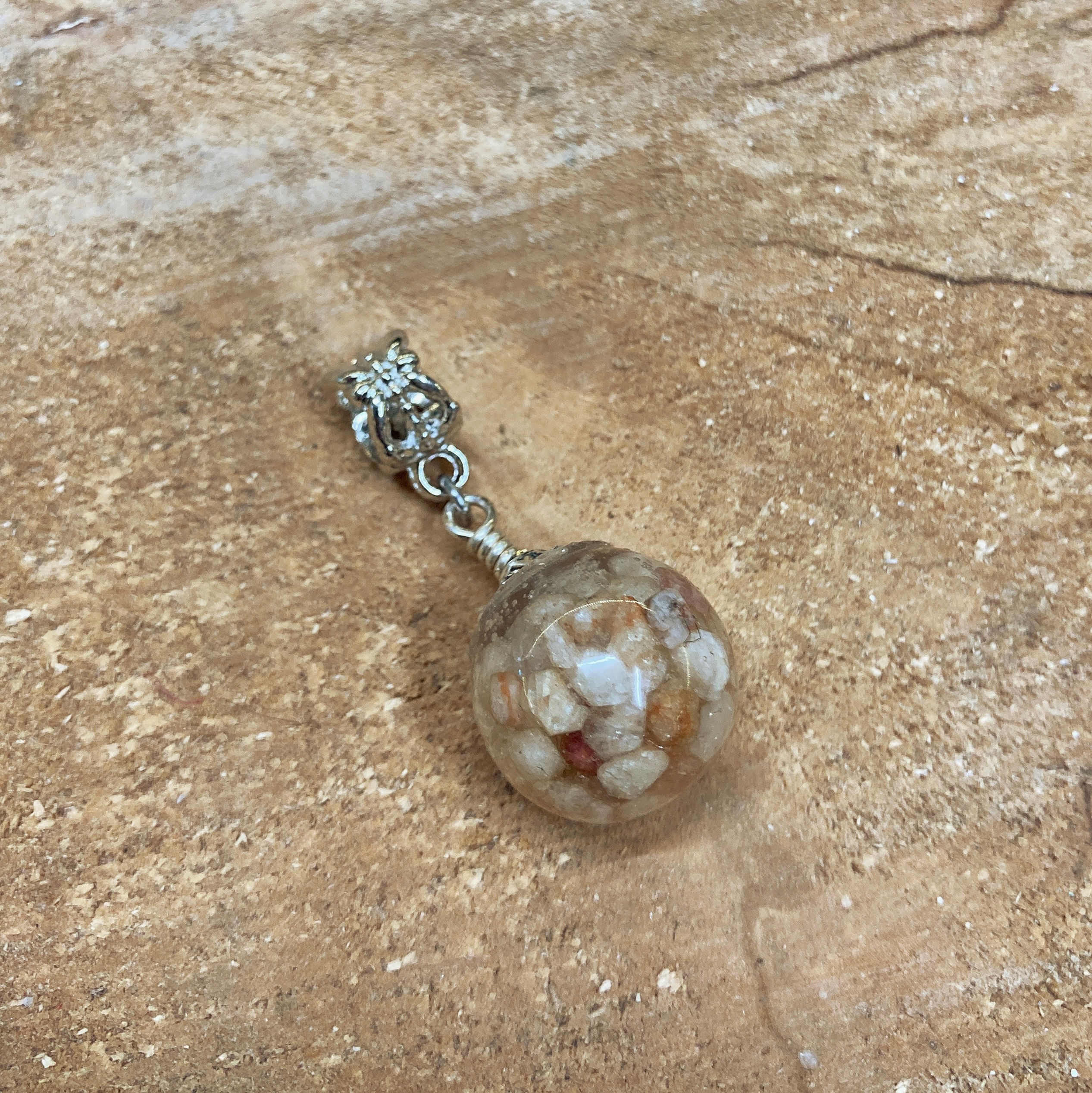 Pendentif bille de résine et rhodizite