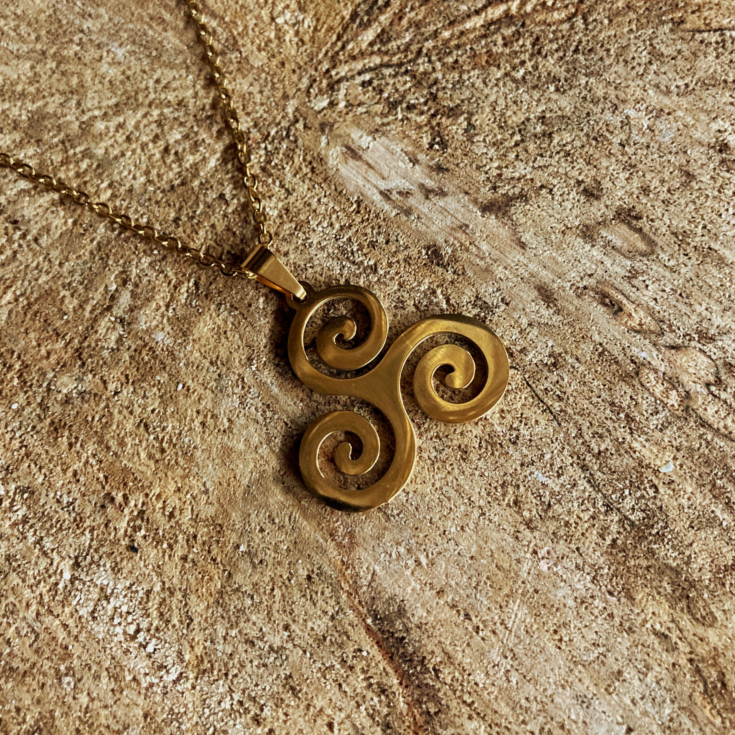 Pendentif avec chaîne en acier inoxydable / doré - triskel