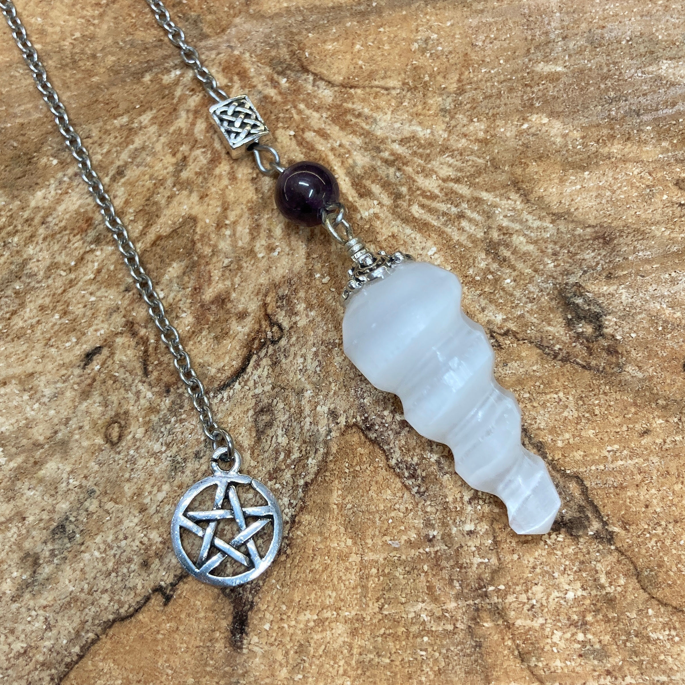 Pendule artisanal - « sélénite » / gypse - nœud celtique - améthyste - pentacle