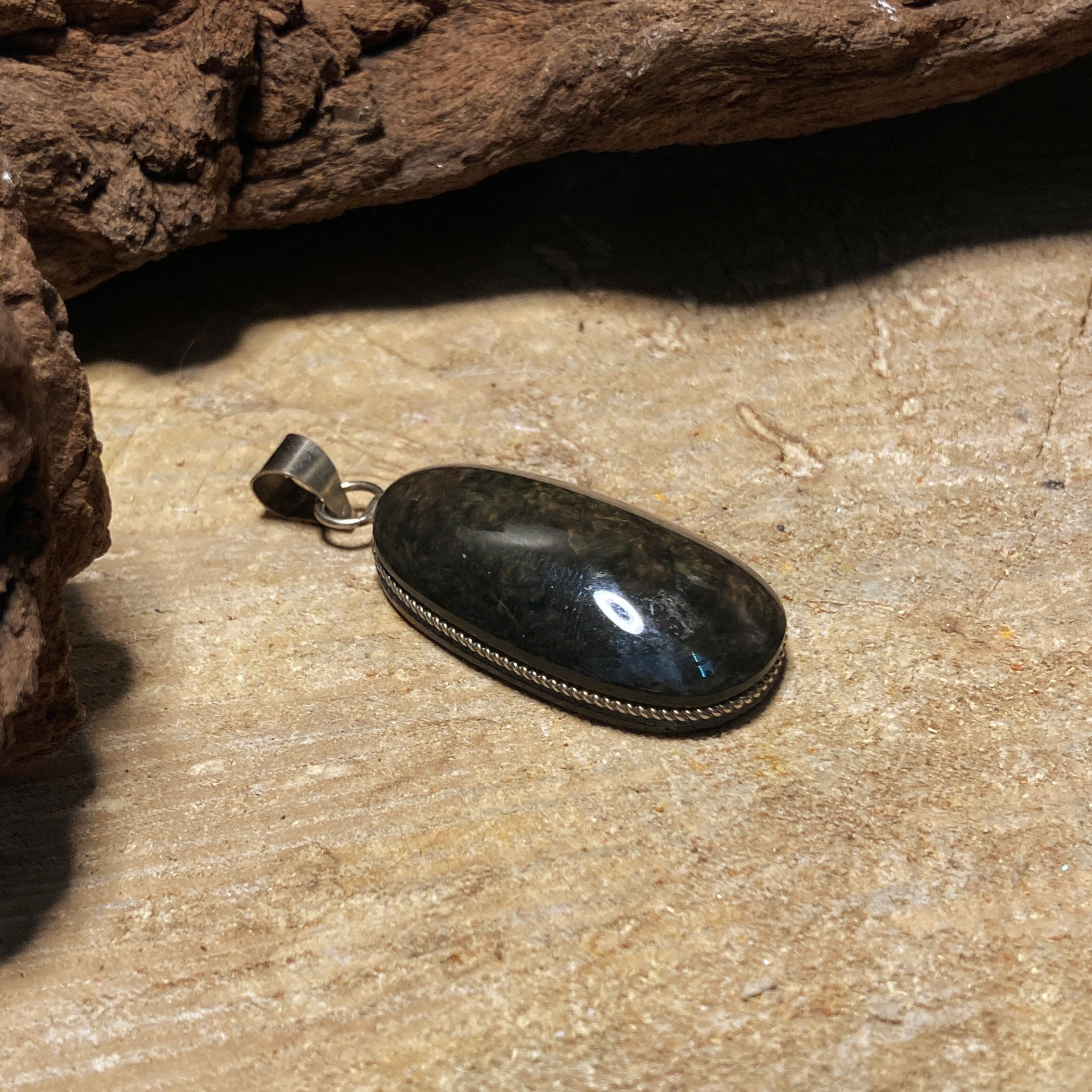 Pendentif - obsidienne Manto Huichol - cerclé