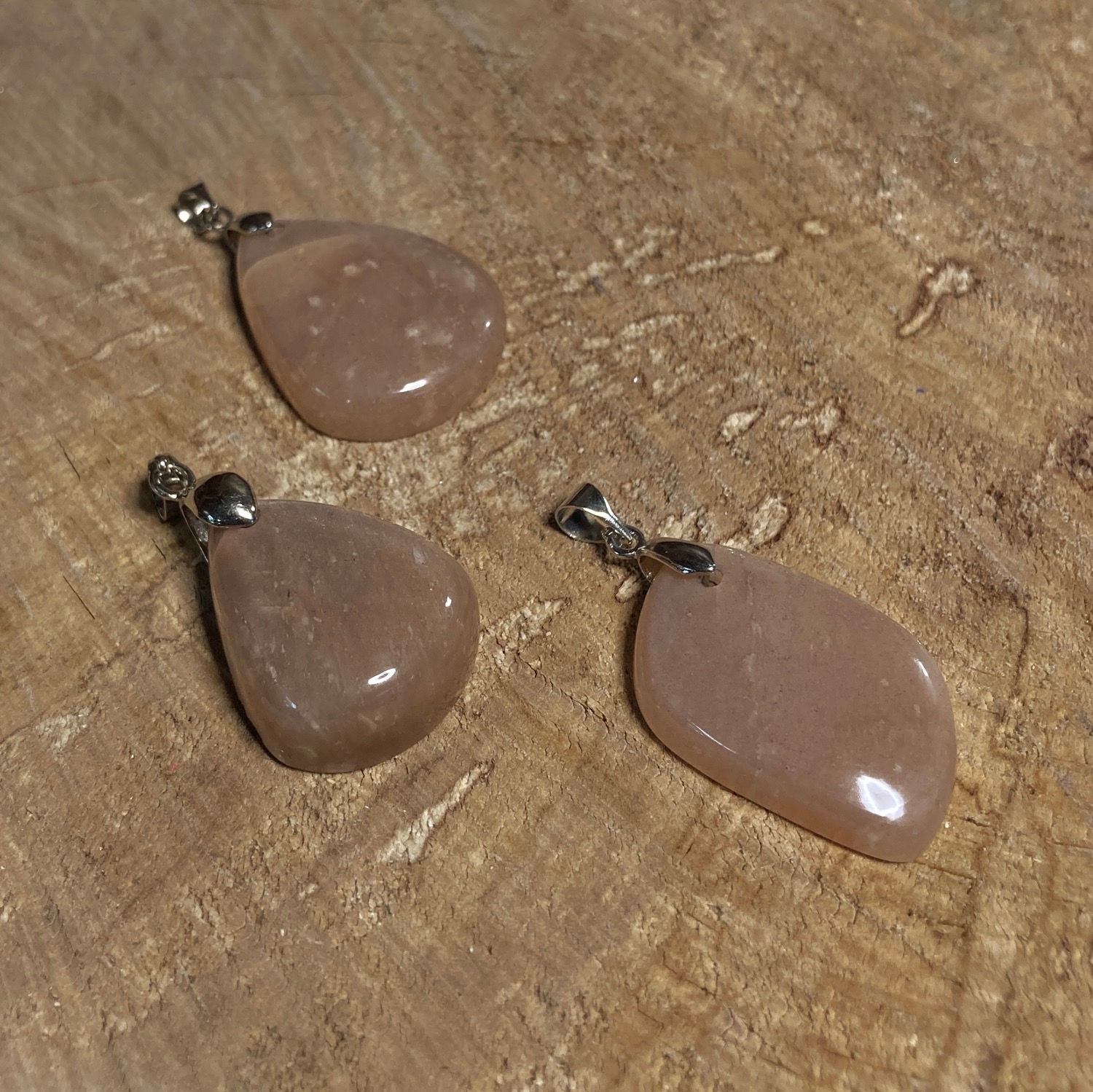 Pendentif en "pierre de lune rougeâtre"