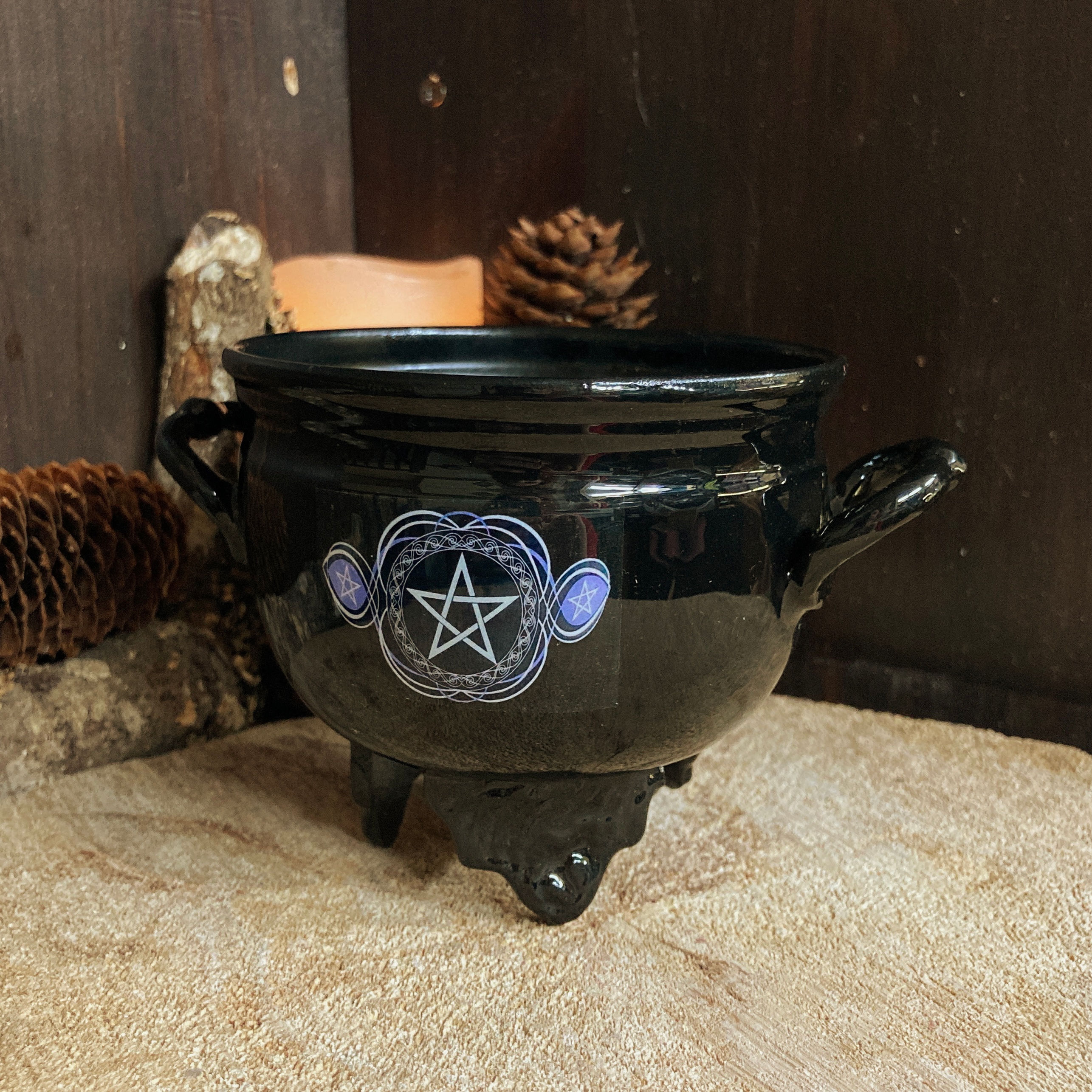 chaudron en métal avec pentagramme