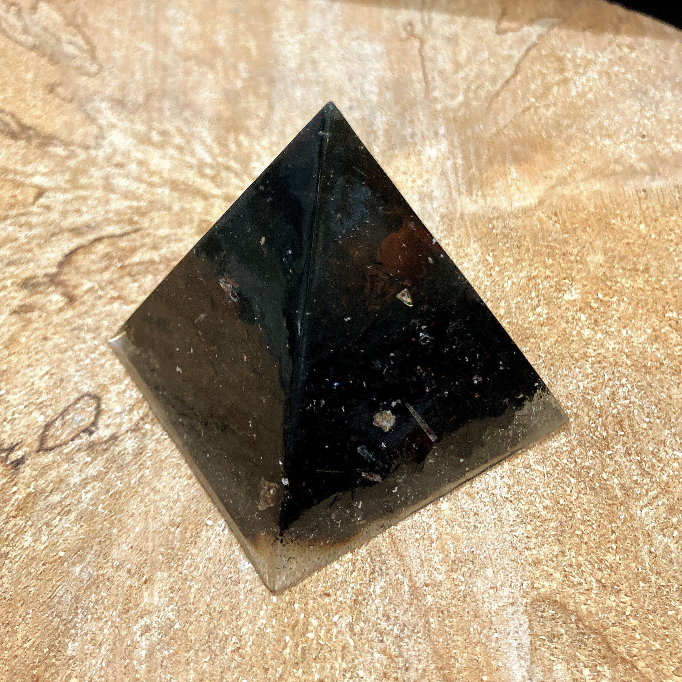 Pyramide en résine et tourmaline noire micacée