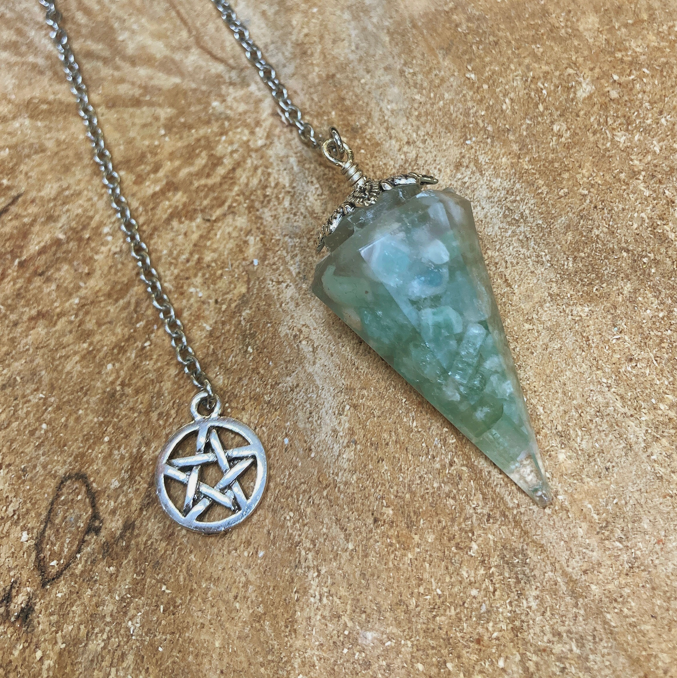 Pendule 6 faces - Elbaïte verte dans résine