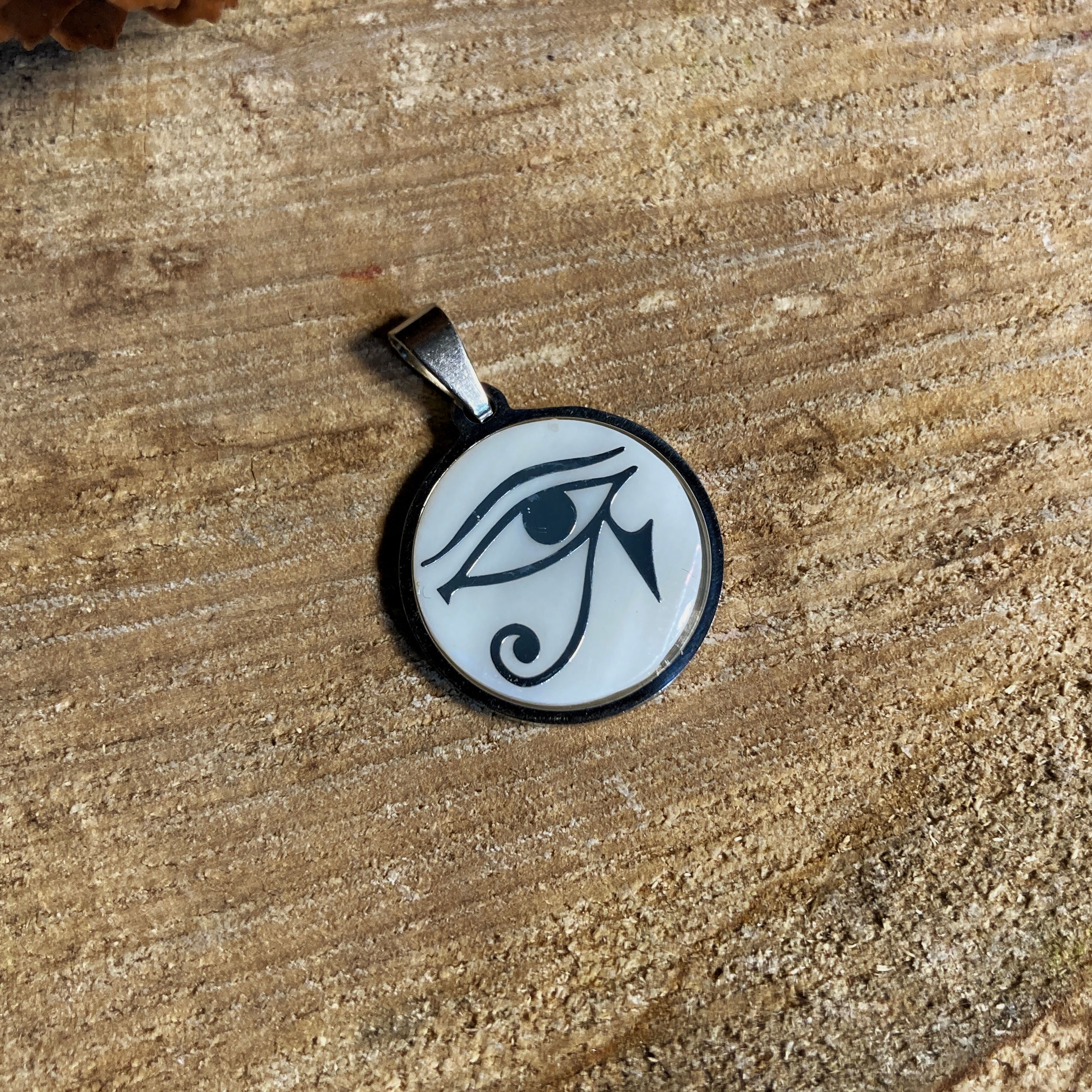 Pendentif : oeil d’Horus argenté