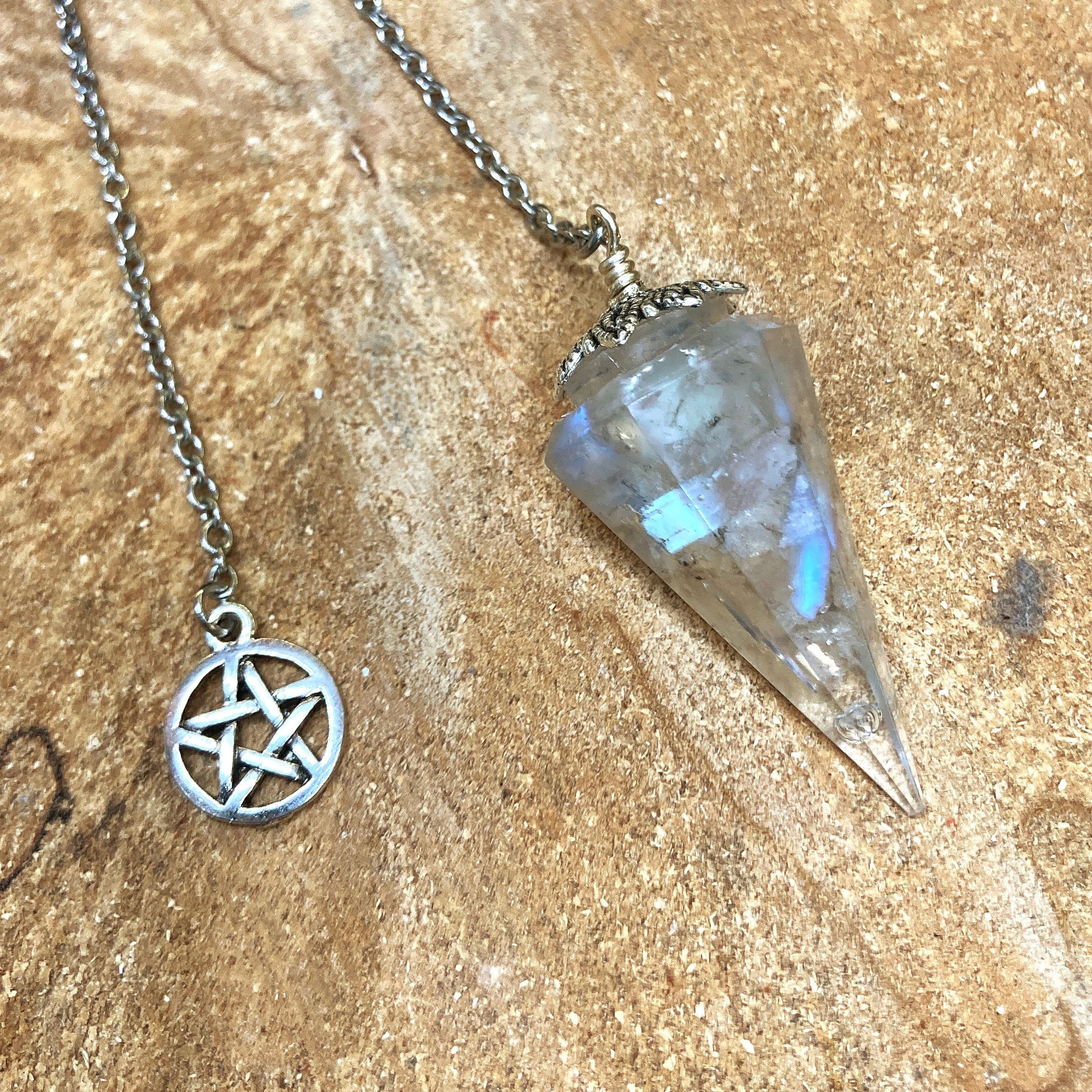 Pendule 6 faces - péritérite extra en morceaux dans résine