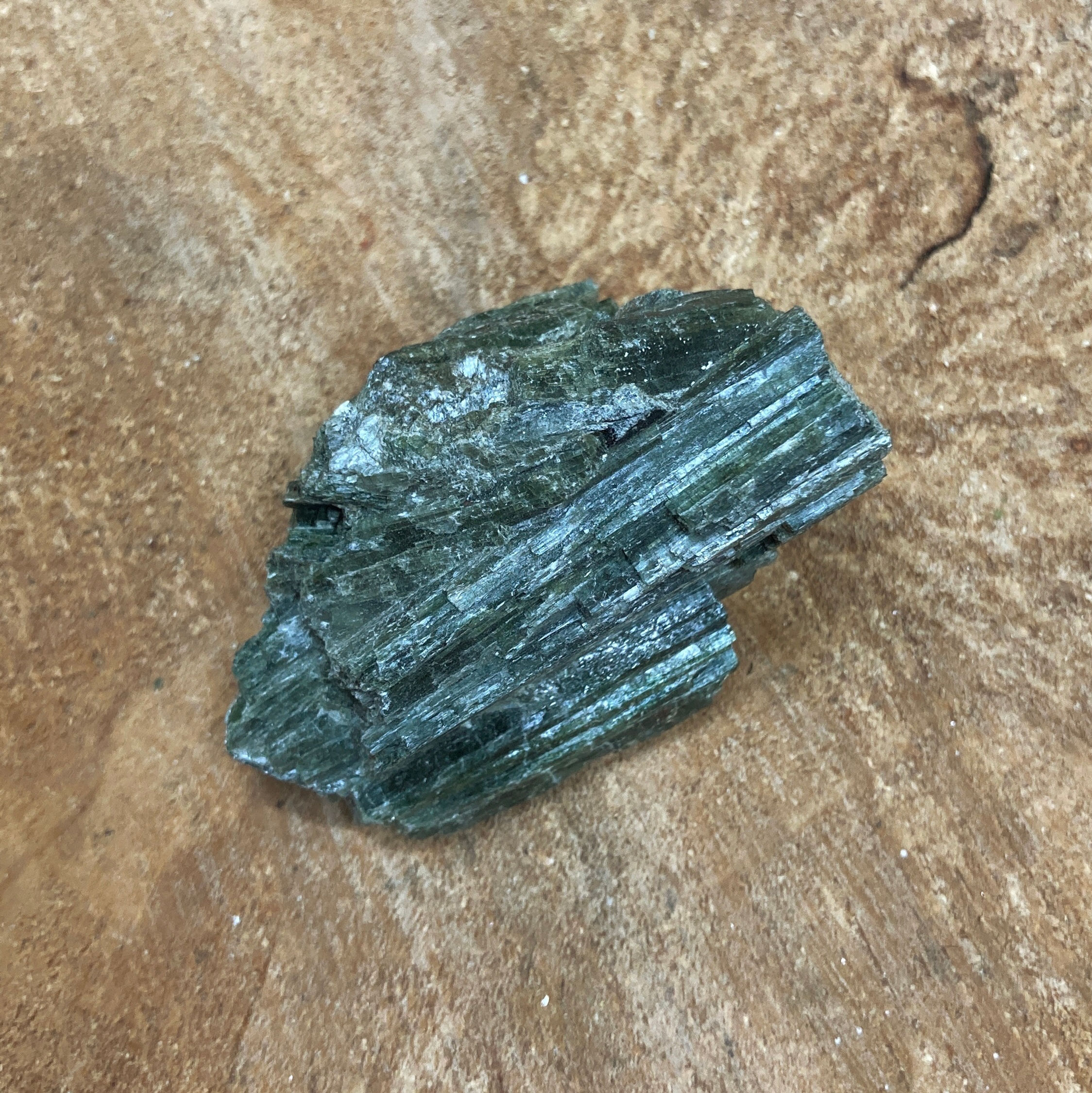 Pierre brute - taille 3 - Actinolite - Suisse