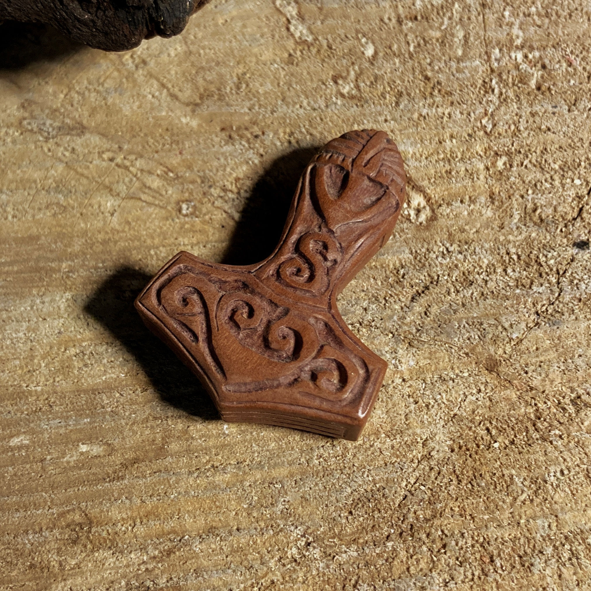 Pendentif en bois - Mjolnir