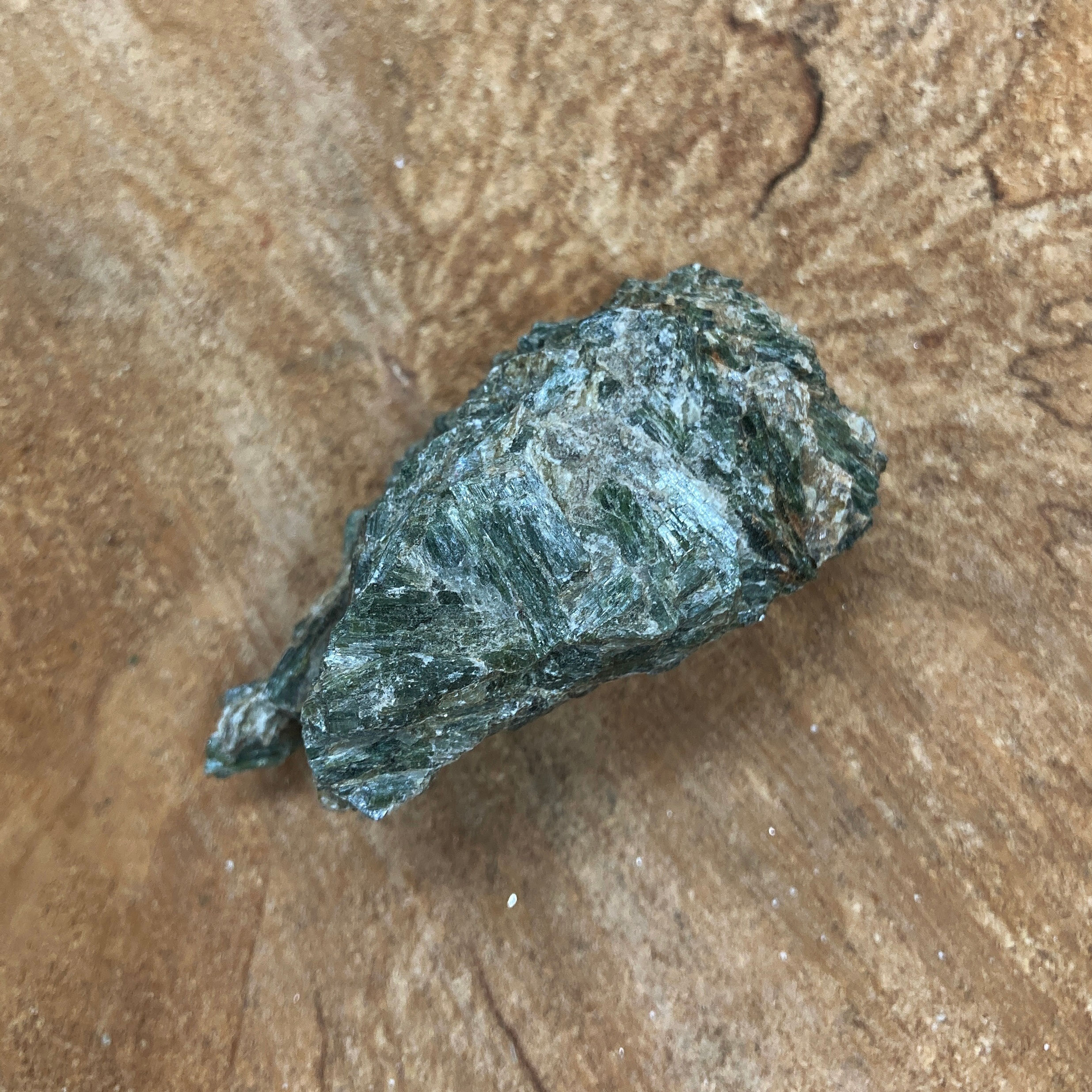 Pierre brute - taille 3 - Actinolite - Suisse