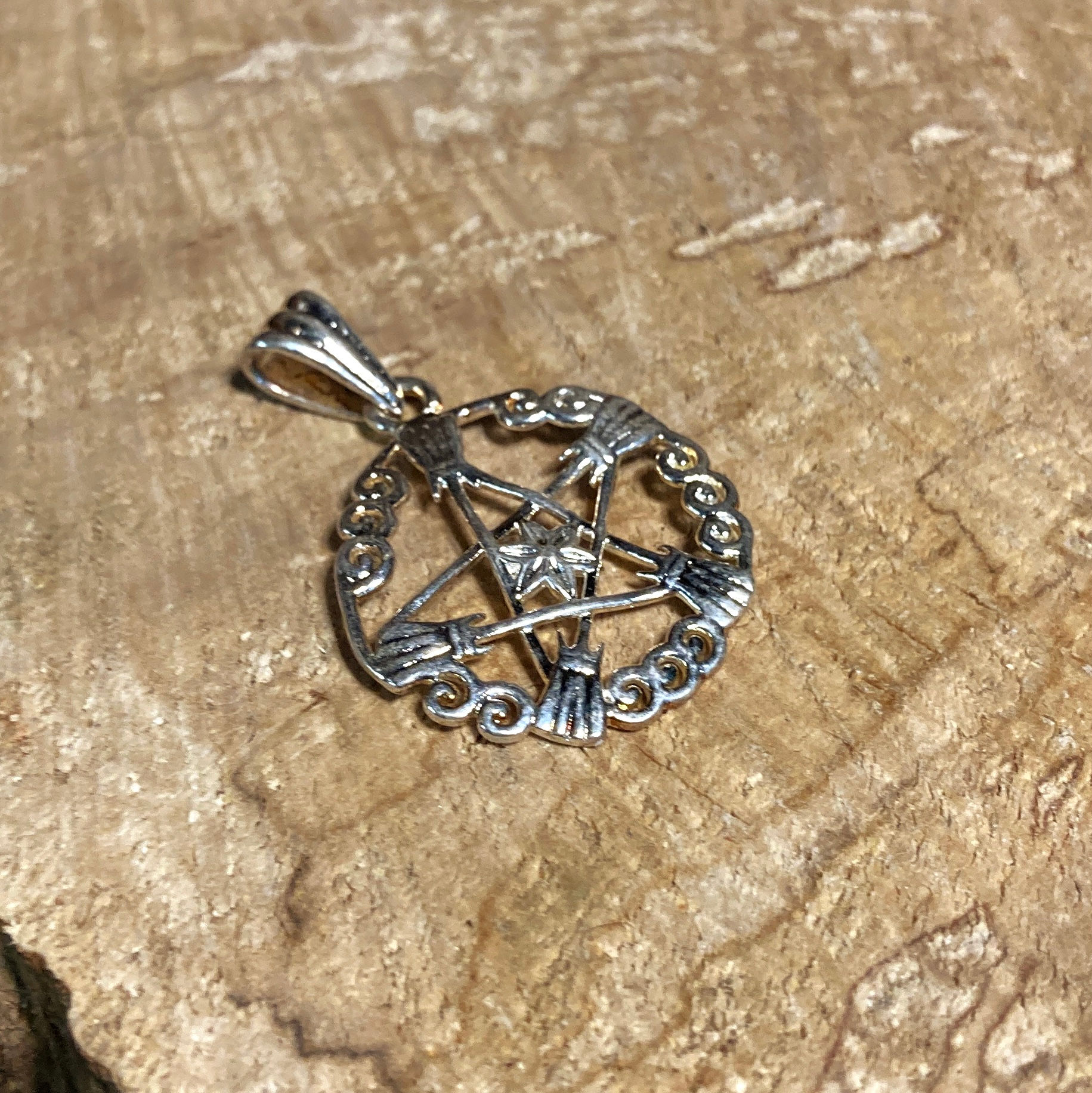 Pendentif balais / pentacle