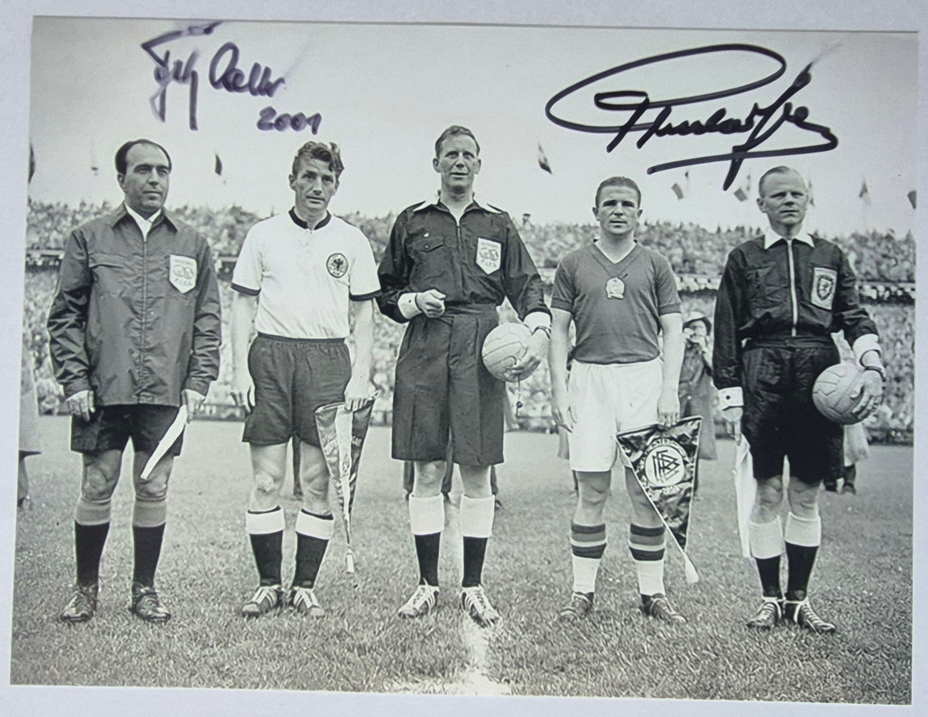 FRITZ WALTER & FERENC PUSKÁS – DOPPELT SIGNIERTE FOTOKARTE 15 × 21 CM – WM 1954