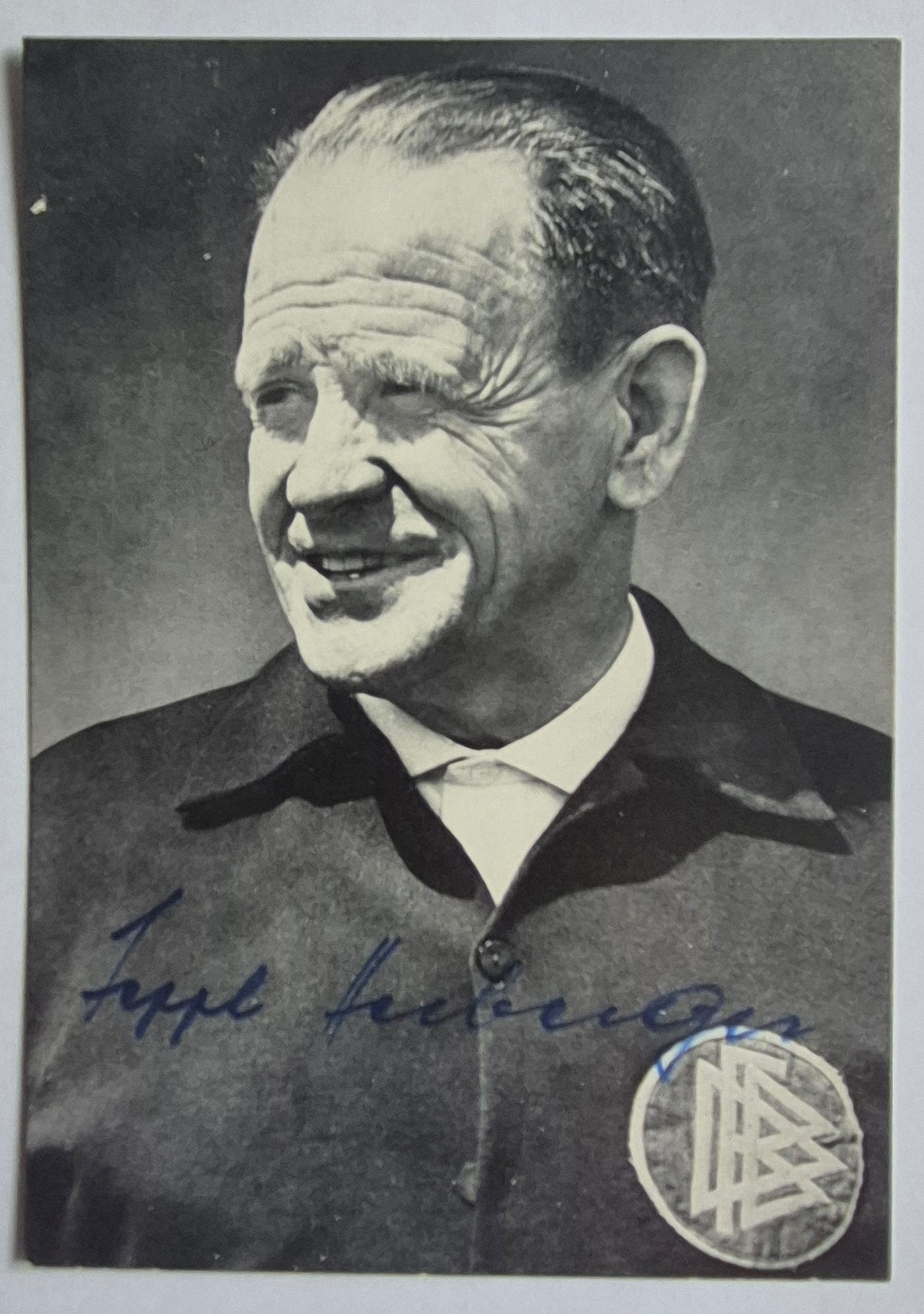 SEPP HERBERGER – SIGNIERTE HISTORISCHE DFB-AUTOGRAMMKARTE – WM 1954 TRAINER
