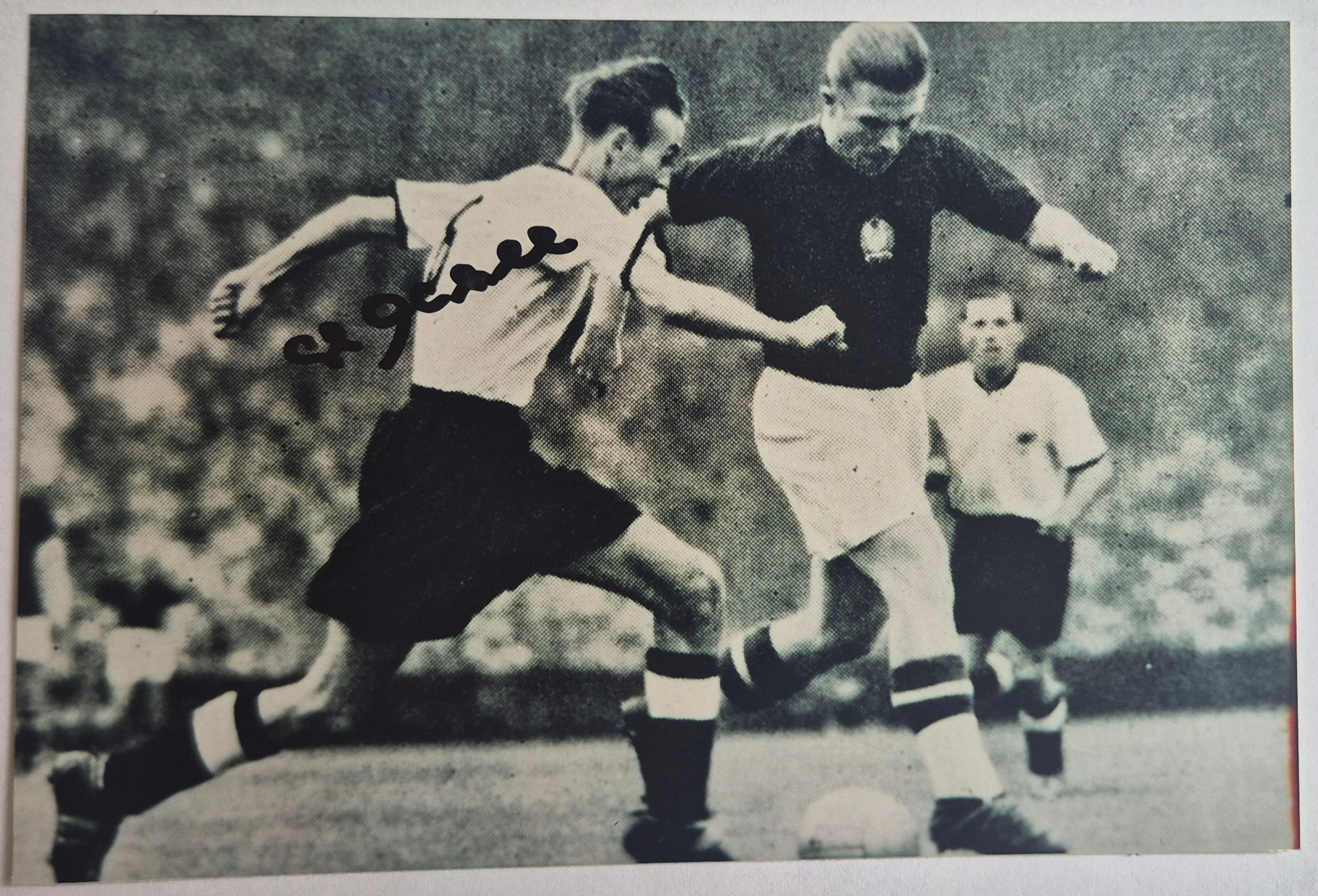 HORST ECKEL – SIGNIERTES FUSSBALLFOTO GEGEN FERENC PUSKÁS – WM 1954 – BERN